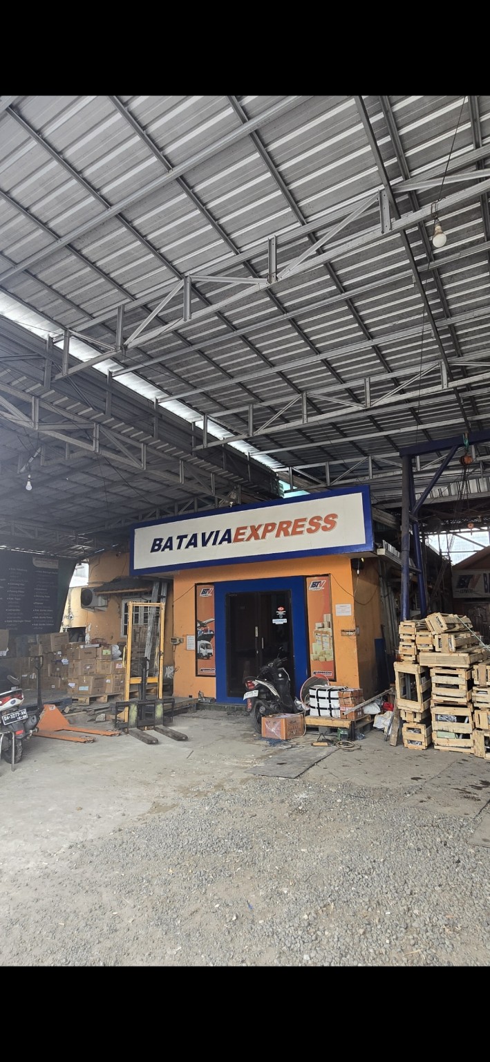 Area gudang dan kantor operasional Batavia Express Cargo