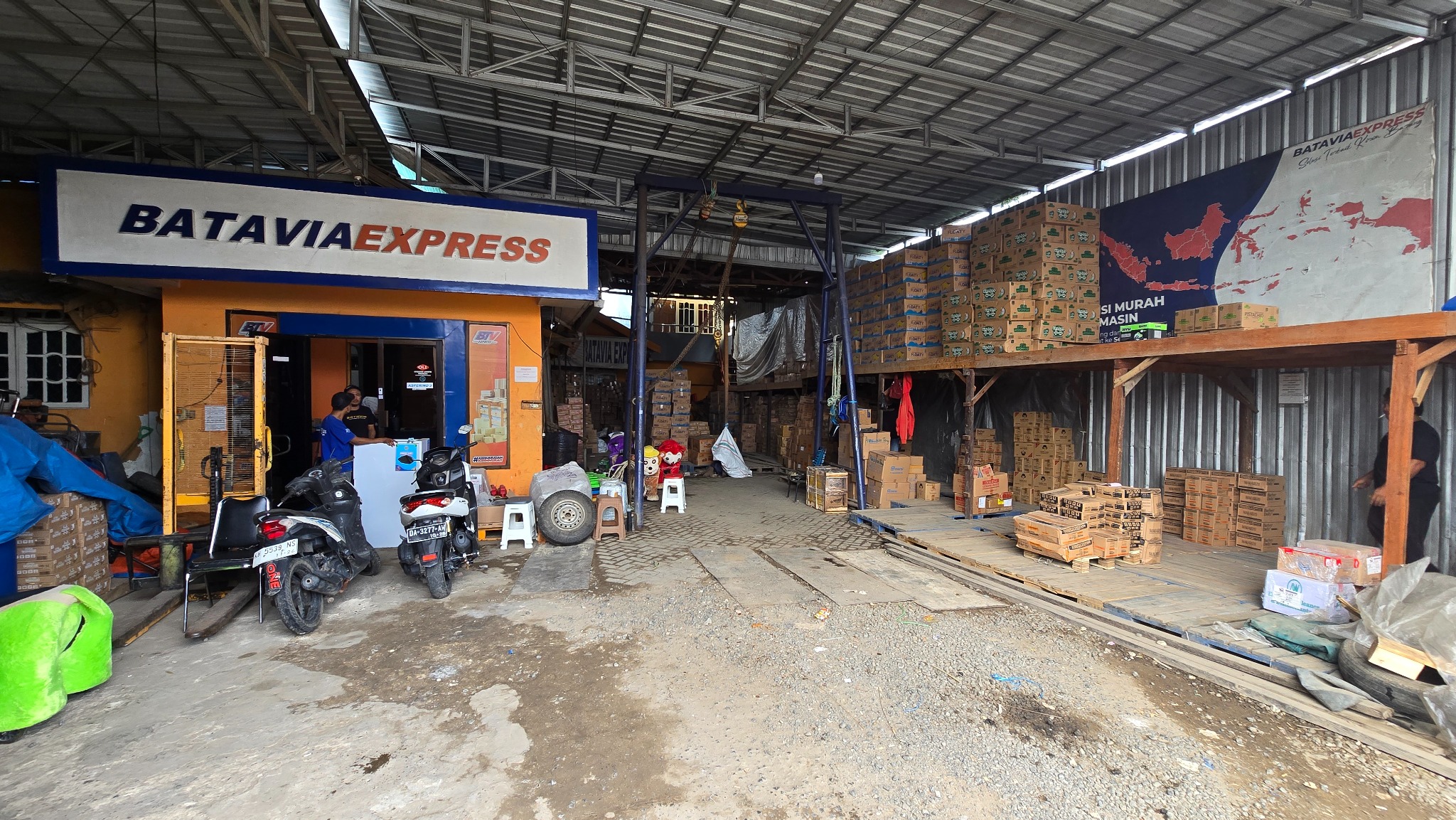 Area operasional dan penyimpanan barang Batavia Express