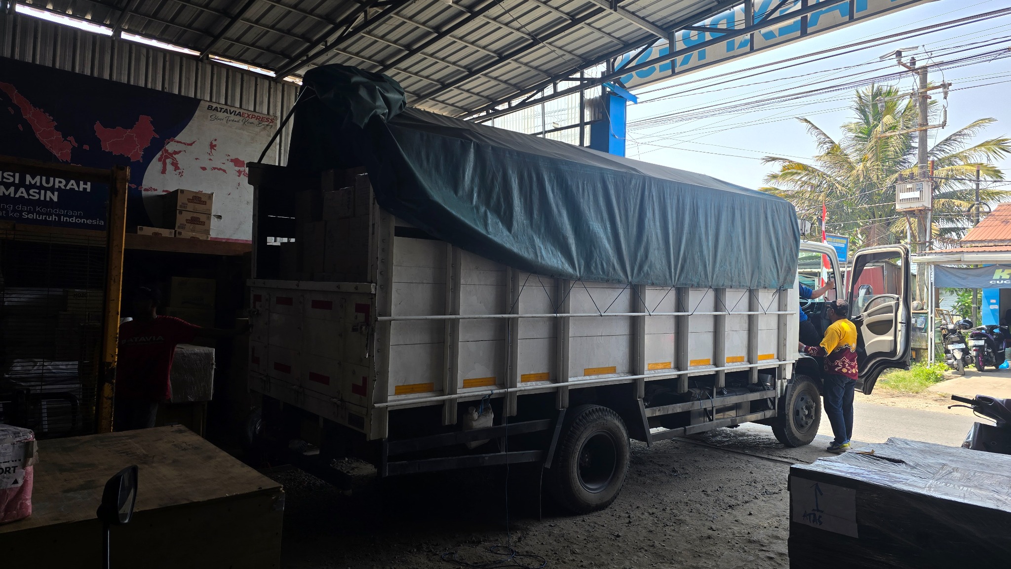 Kegiatan bongkar muat truk Batavia Express