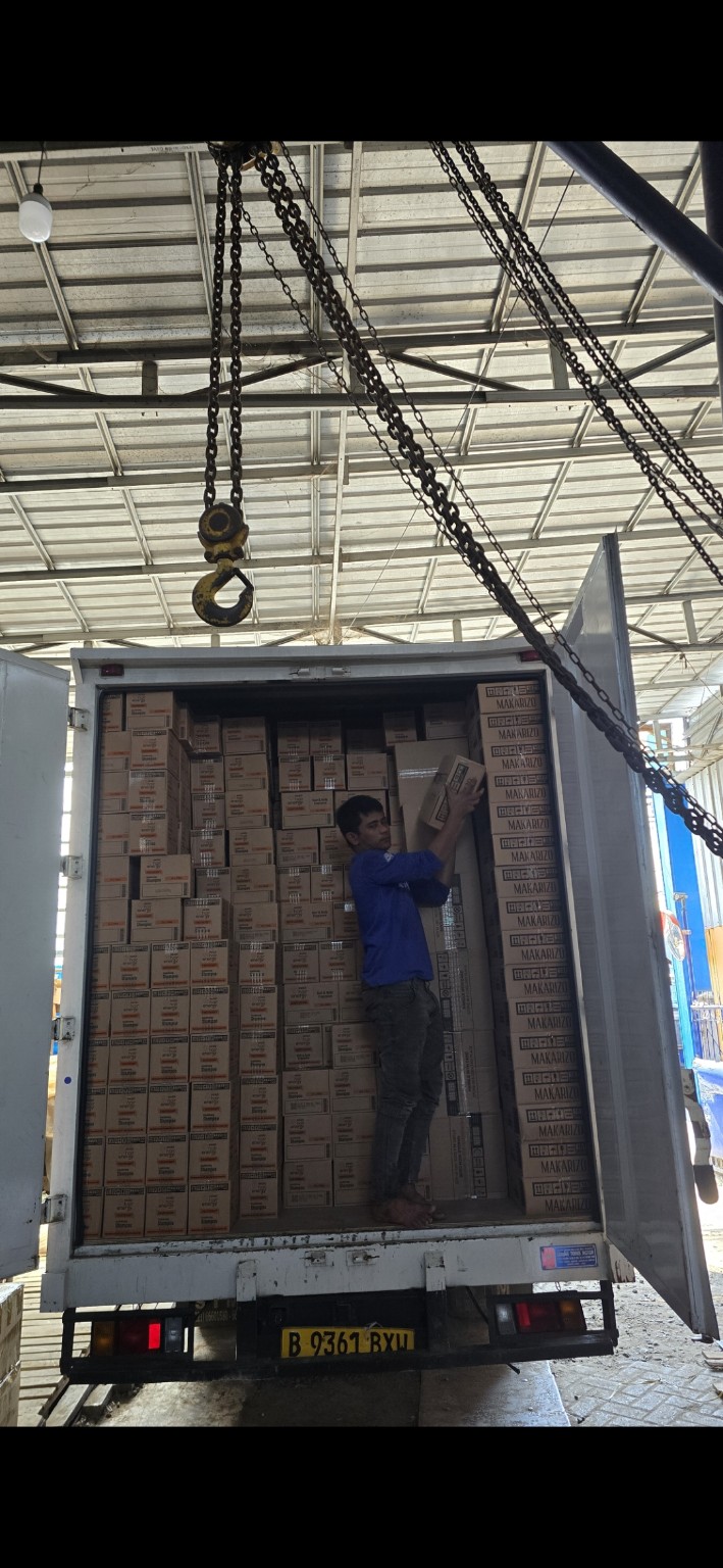 Proses penyusunan karton kiriman di dalam truk box Batavia Express