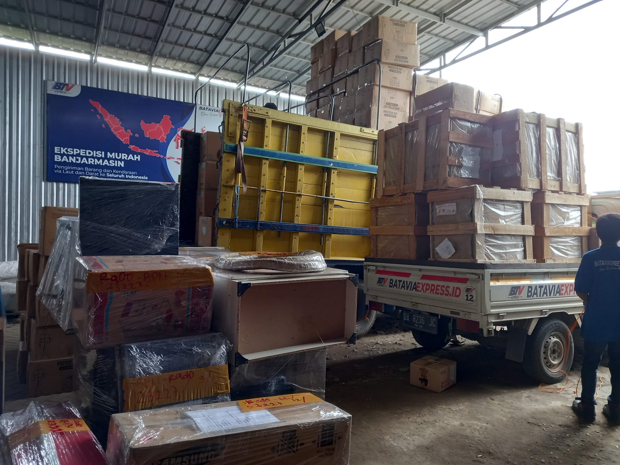 Penataan barang kiriman pada armada Batavia Express