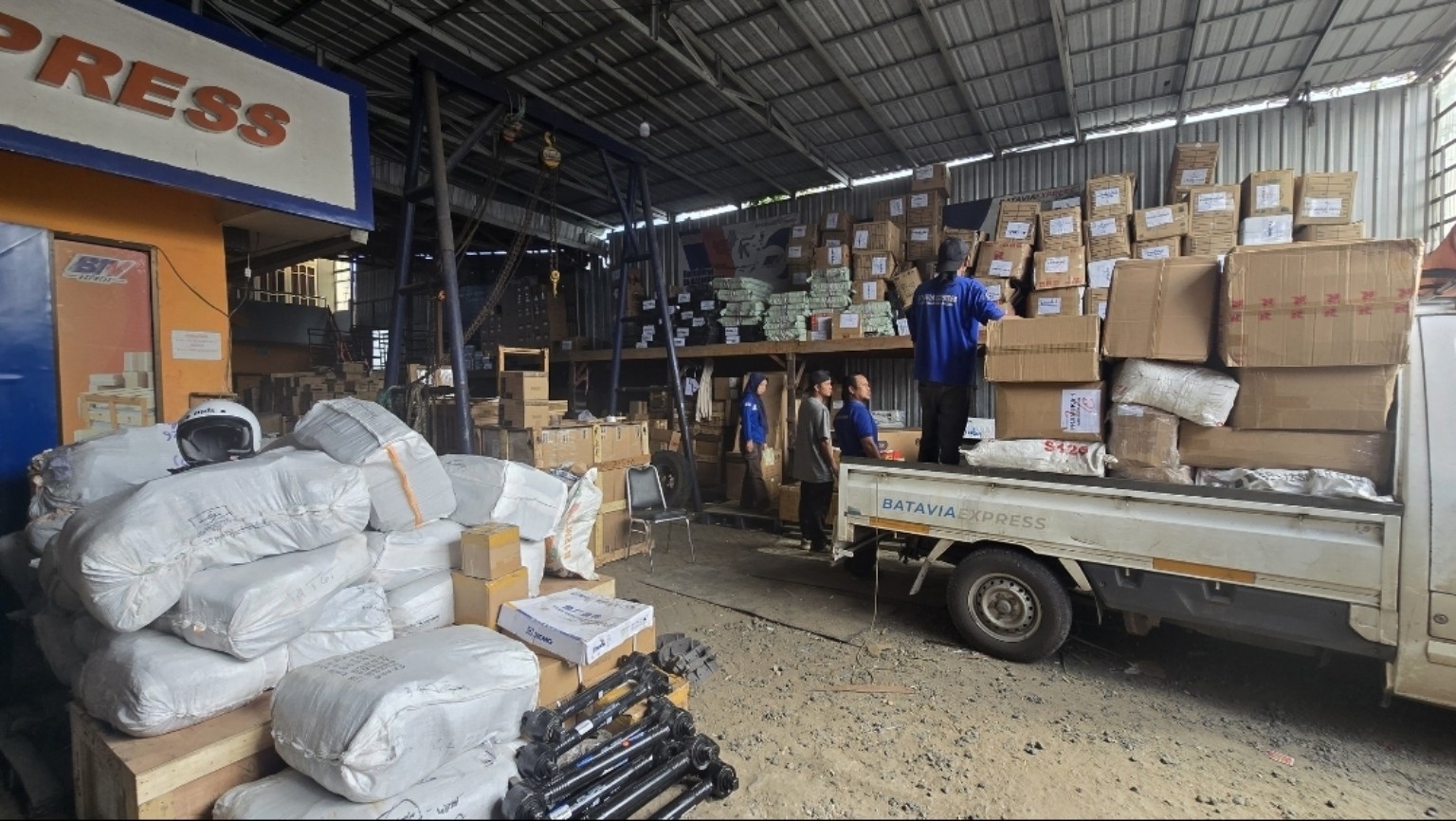 Proses pemuatan paket dan sparepart ke armada Batavia Express